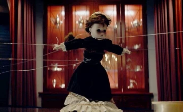 Стоп-кадр из 6 серии 1 сезона сериала Чаки