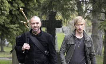 Стоп-кадр из 1 серии 2 сезона сериала Чаки