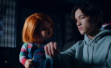 Стоп-кадр из 7 серии 1 сезона сериала Чаки