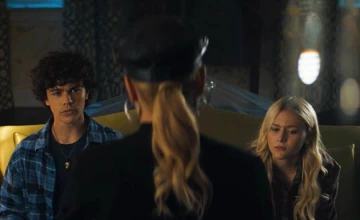 Стоп-кадр из 8 серии 1 сезона сериала Чаки